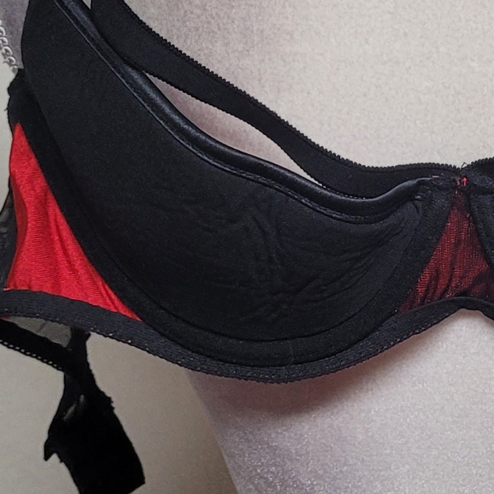Frederick's Of Hollywood Vintage Red Satin Black Strappy Lightly Padded Demi Bra - Picture 10 of 12